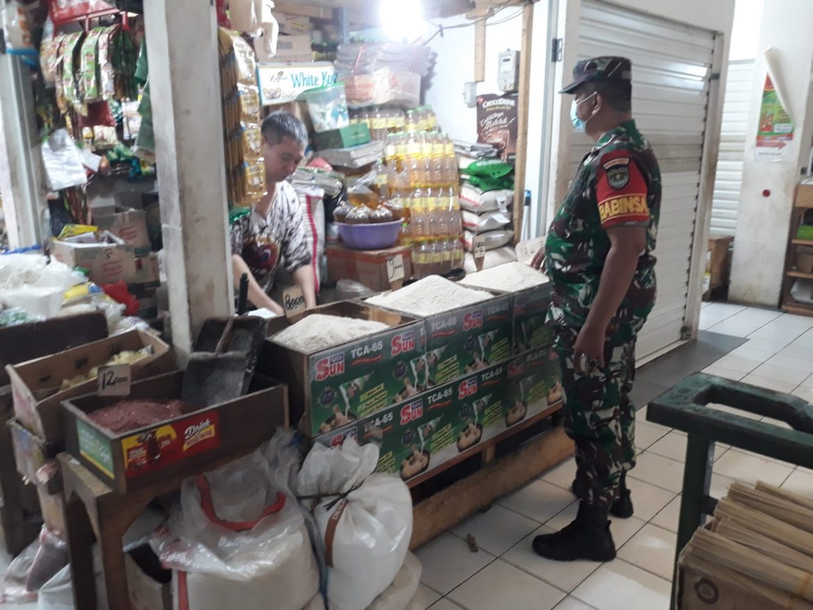 Babinsa Serda Amramus Eksis di Hari Minggu Pantau Harga Bahan Pokok di Pasar