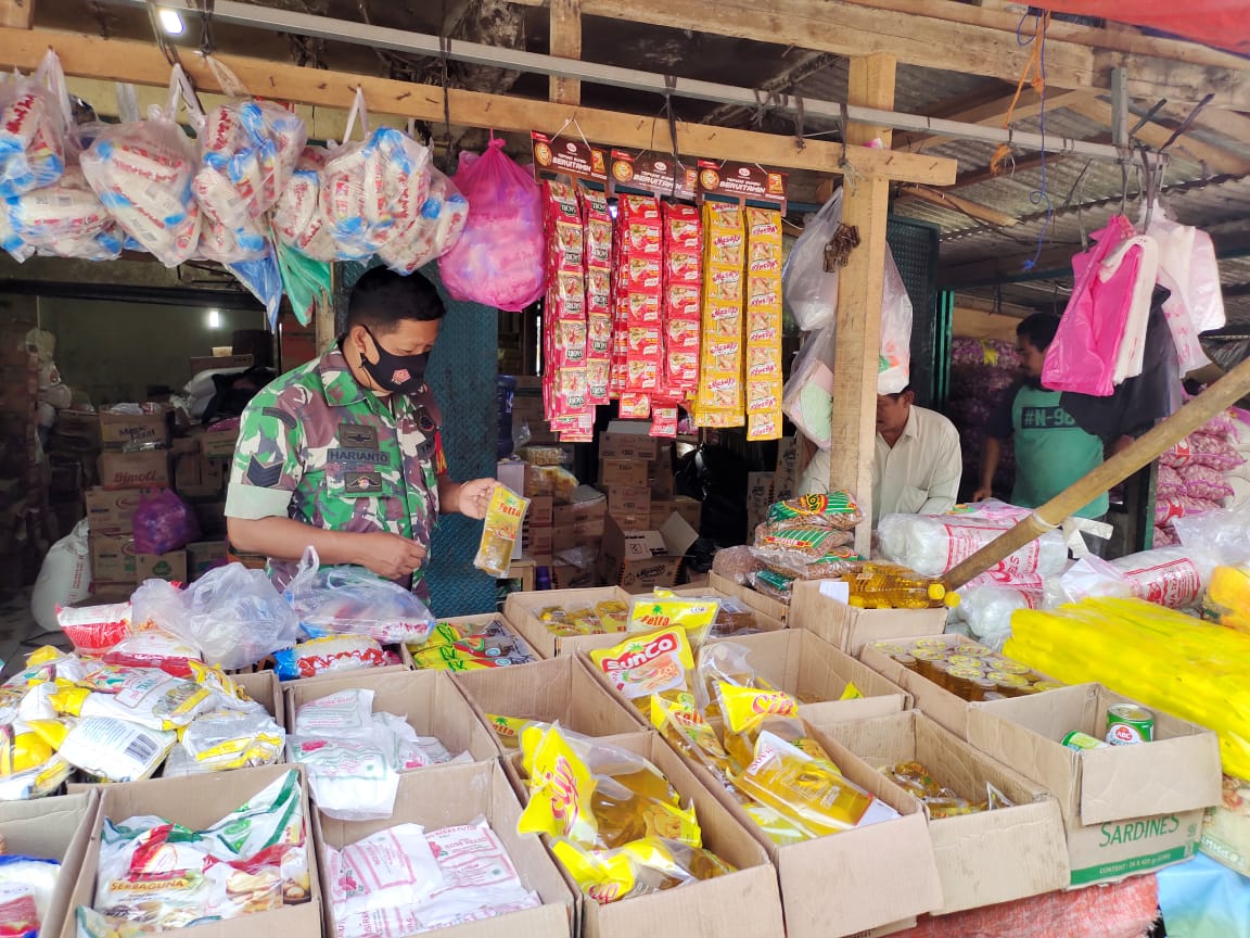 Pantau Harga Sembako Di Pasar Tradisional, Serma Harianto Intraksi Dengan Pedagang