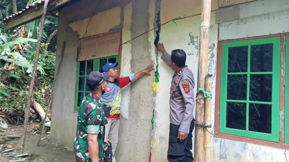 Sigap Terhadap Bencana, Personil Polsek Pamarican Kunjungi dan Bantu Warga Terdampak Pergerakan Tanah