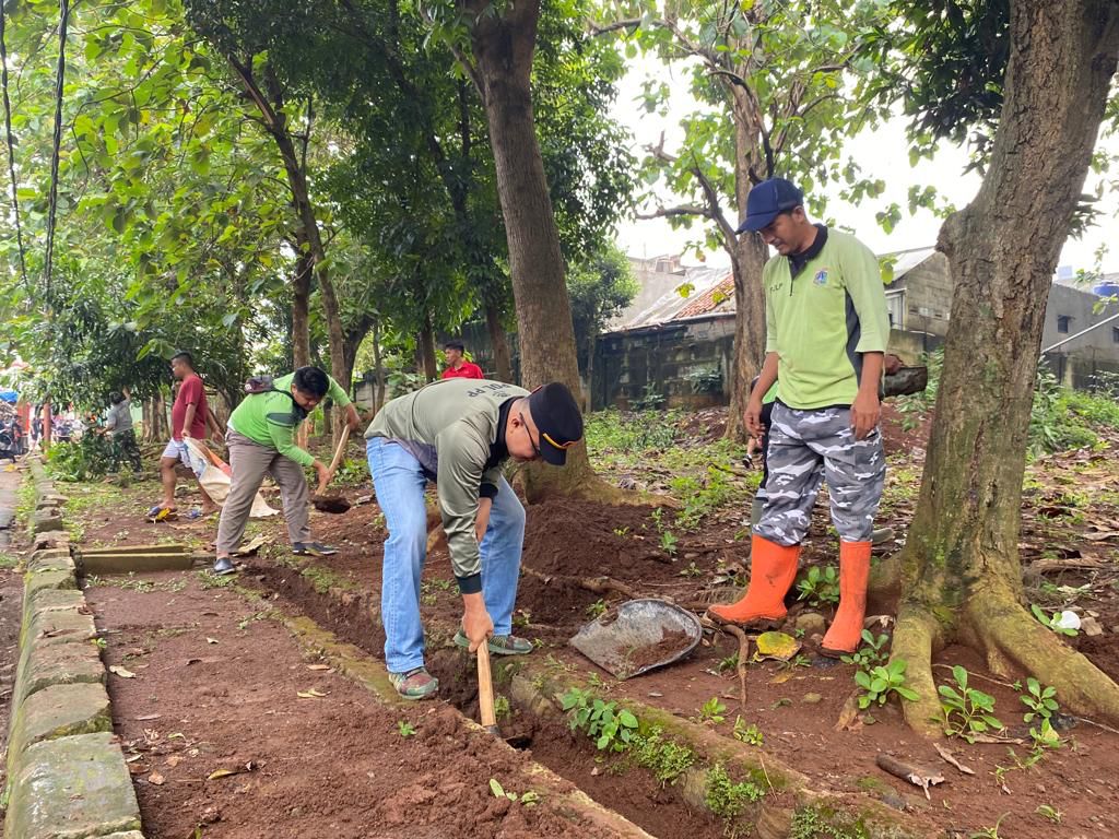 GOTONG ROYONG DLM RANGKA AKSI KEBERSIHKAN LINGKUNGAN MINGGU PAGI ( AKMP )