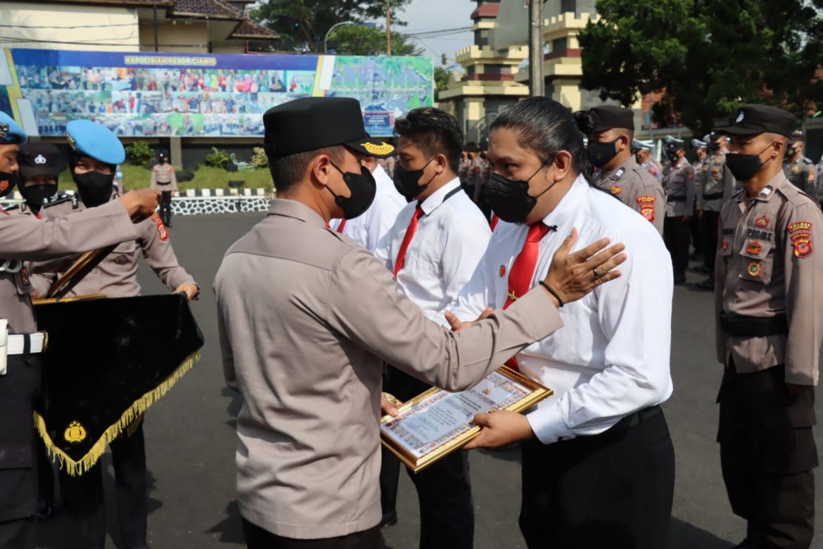 Kapolres Ciamis Berikan Penghargaan Kepada Personil Berprestasi