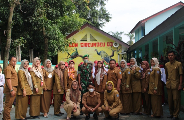 Babinsa Serda Mu’ajat Sujana Pembina Upacara Bendera Senin di SD Negeri Cireundeu 03