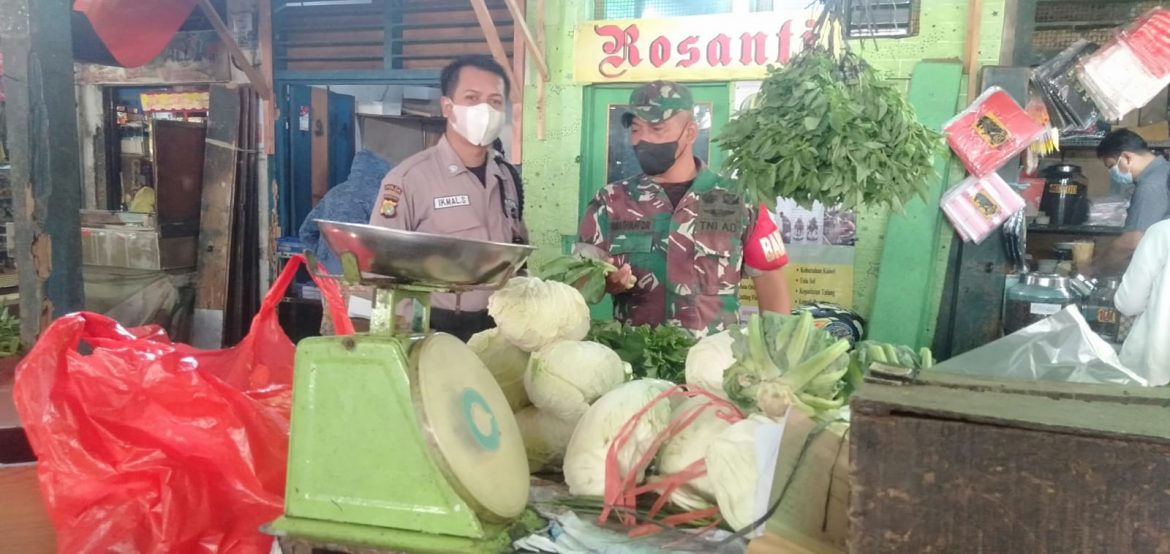 Laksanakan Pemantauan Harga Bahan Pokok, Babinsa Koramil 01/Tamansari Sambangi Pasar
