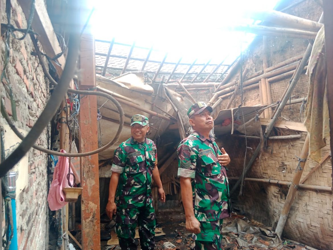 Wujudkan Rumah Layak Huni, Babinsa Koramil 02/Crg Bersama Muspika Dan Warga Bantu Bedah Rumah