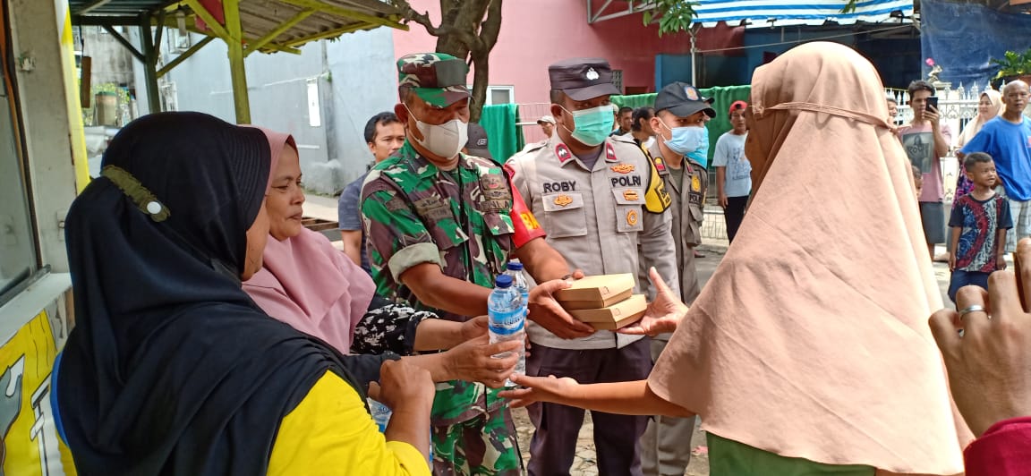 Bakti Sosial Berbagi Terhadap Sesama, Koramil 07/Cipayung Bagikan 400 Nasi Kotak