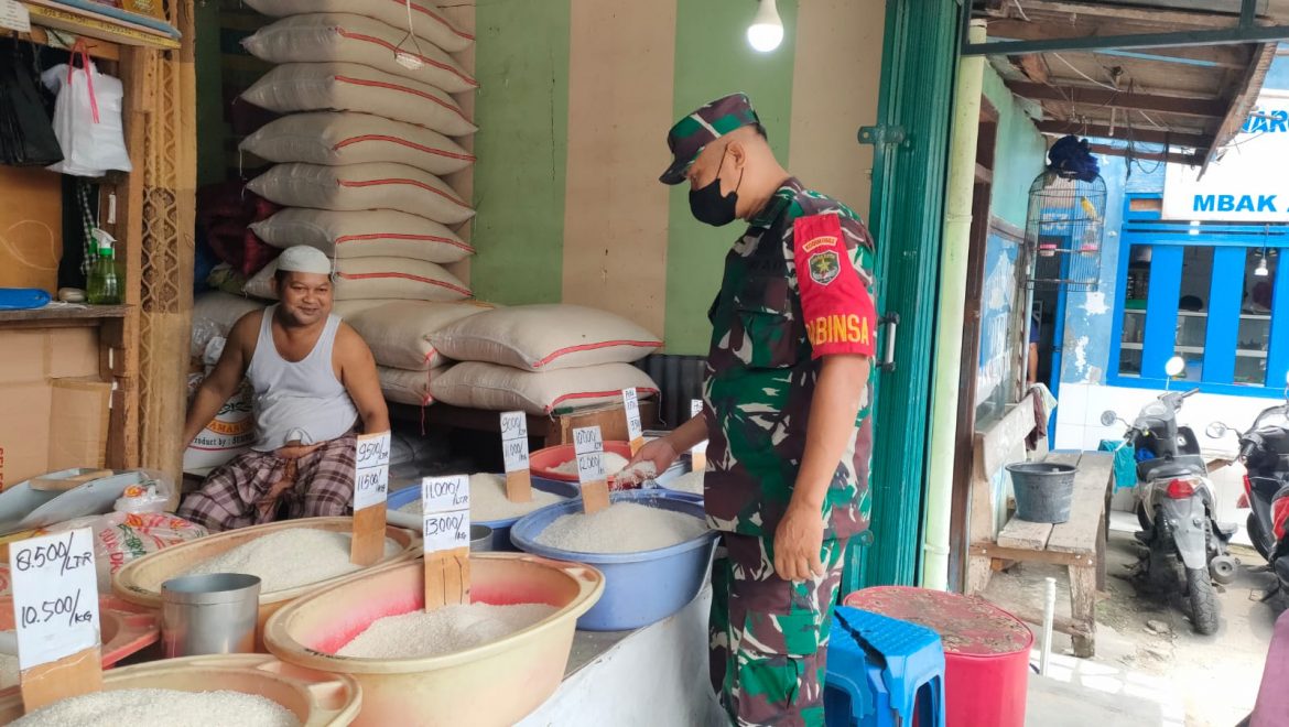 Pantau Harga Sembako, Babinsa Koramil 05/KJ Peltu Ampa Uleng Turun ke Pasar Patra