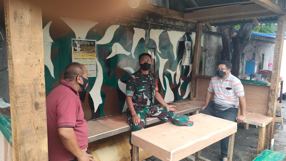 Babinsa Koramil 05/KJ Peltu Ampa Uleng Komsos Jalin Komunikasi Dengan Warga Ajak Vaksin