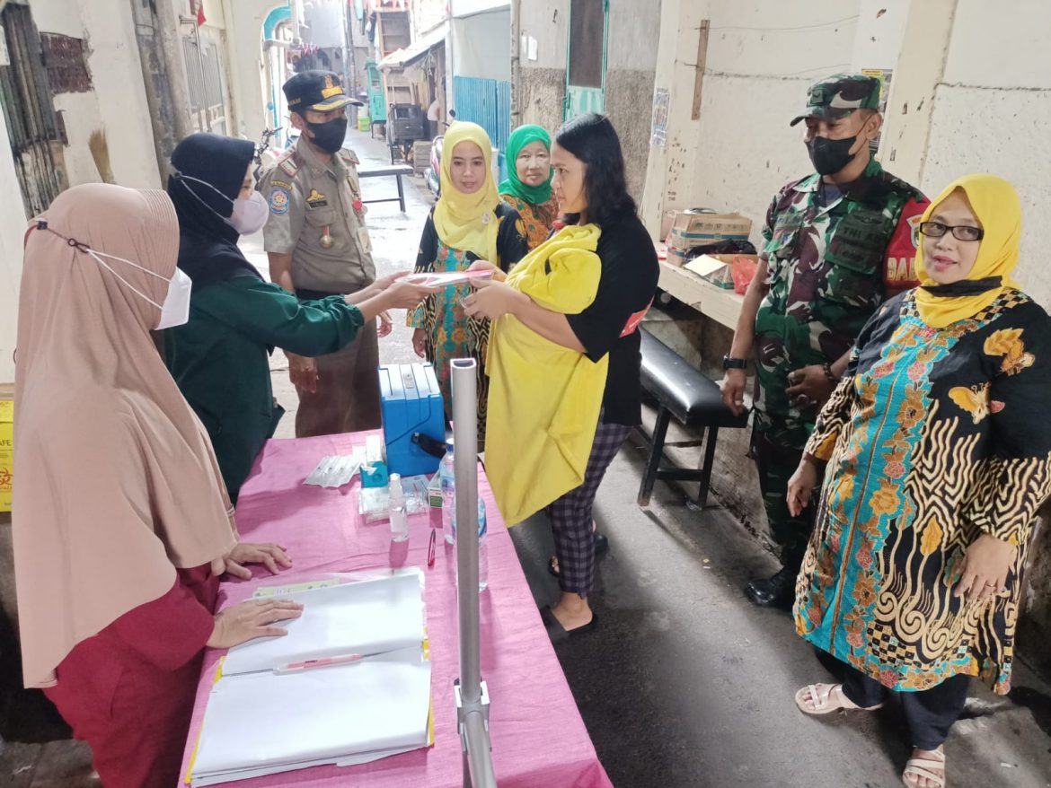 Sertu Edi S.Saragih dan Serda Tri N Monitoring Giat Posyandu di Kel.Pekojan Tambora