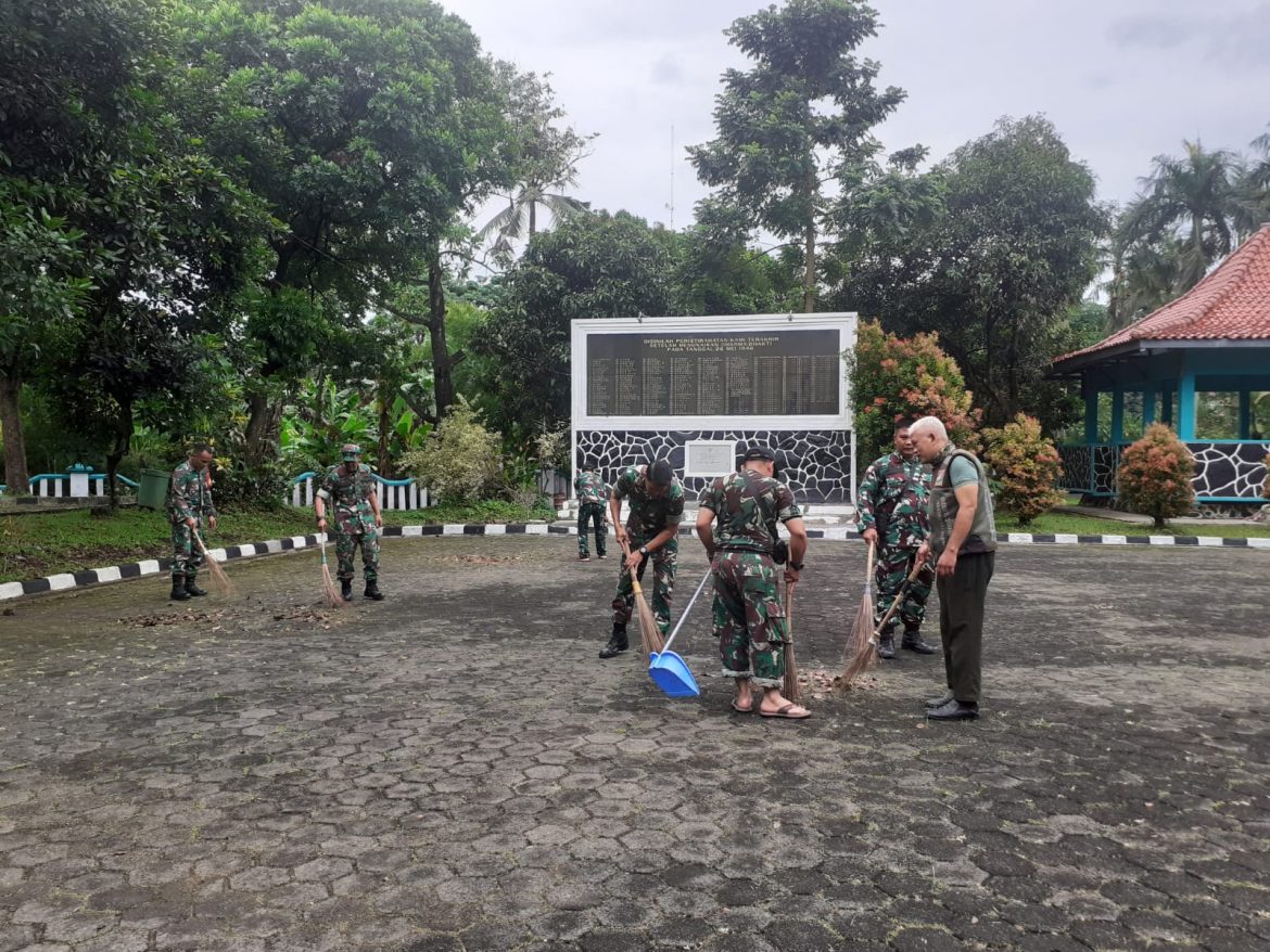 Babinsa Koramil 03/Serpong Kerja Bakti Bersihkan Taman Makam Pahlawan