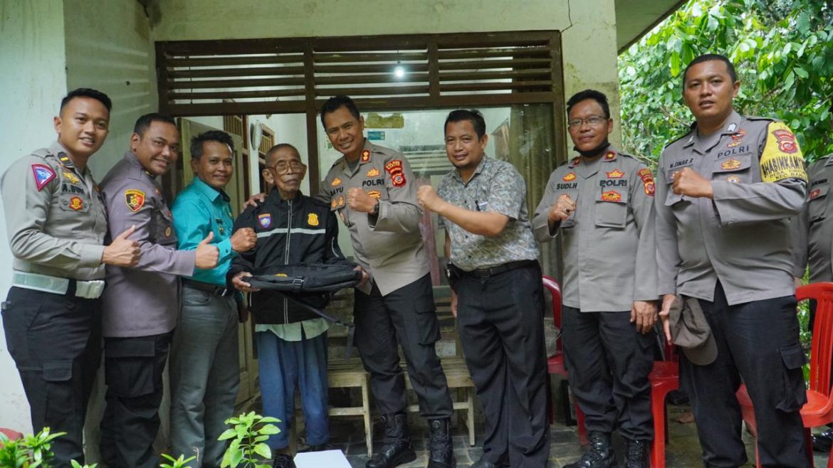 Mengeluh Sudah Lepek Kepada Bhabinkamtibmas, Kapolres Banjar Memberikan Kasur kepada Seorang Veteran di Kota Banjar