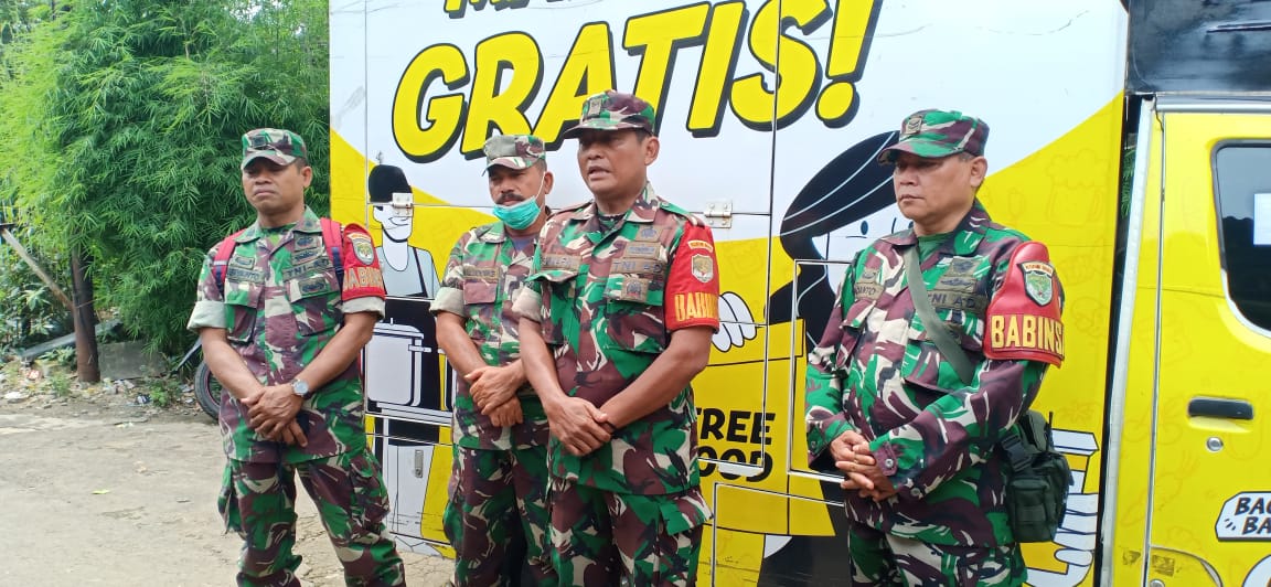 Antusias Warga Pada Bakti Sosial Bagikan 400 Nasi Kotak Oleh Koramil 03/Pasar Rebo