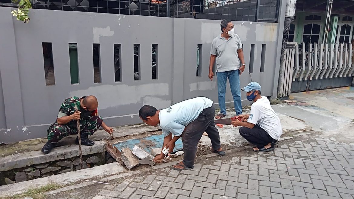 Bersama Rakyat, Babinsa Petir Bersihkan Saluran Air