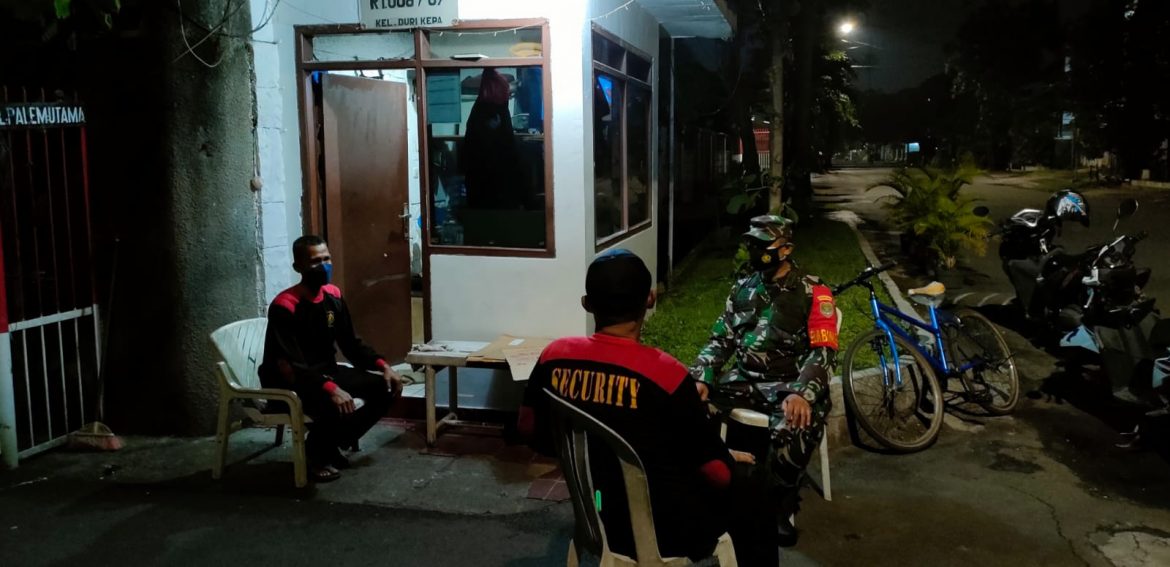 Antisipasi Kejahatan Malam, Babinsa Koramil 05/KJ Siskamling Bersama Keamanan Lingkungan