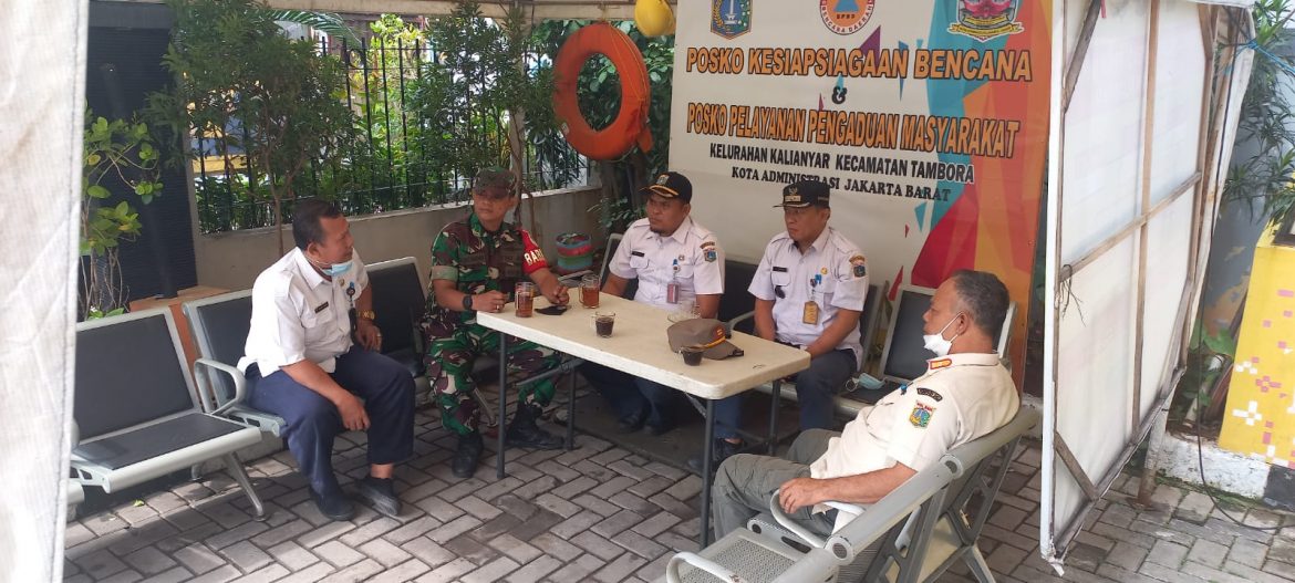 Jalin Komunikasi dan Silaturahmi, Serda Abdul Kadar Komsos Dengan Lurah Kalianyar