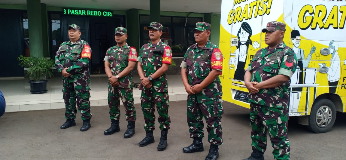 Senyum Warga Pada Bakti Sosial Bagikan 400 Nasi Kotak Oleh Koramil 03/Pasar Rebo, Ciracas