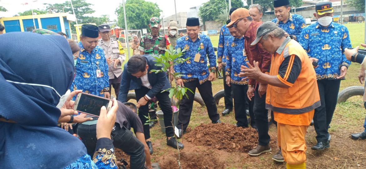 Babinsa Koramil 07/KB andil dalam giat Penghijauan di wilayah binaan