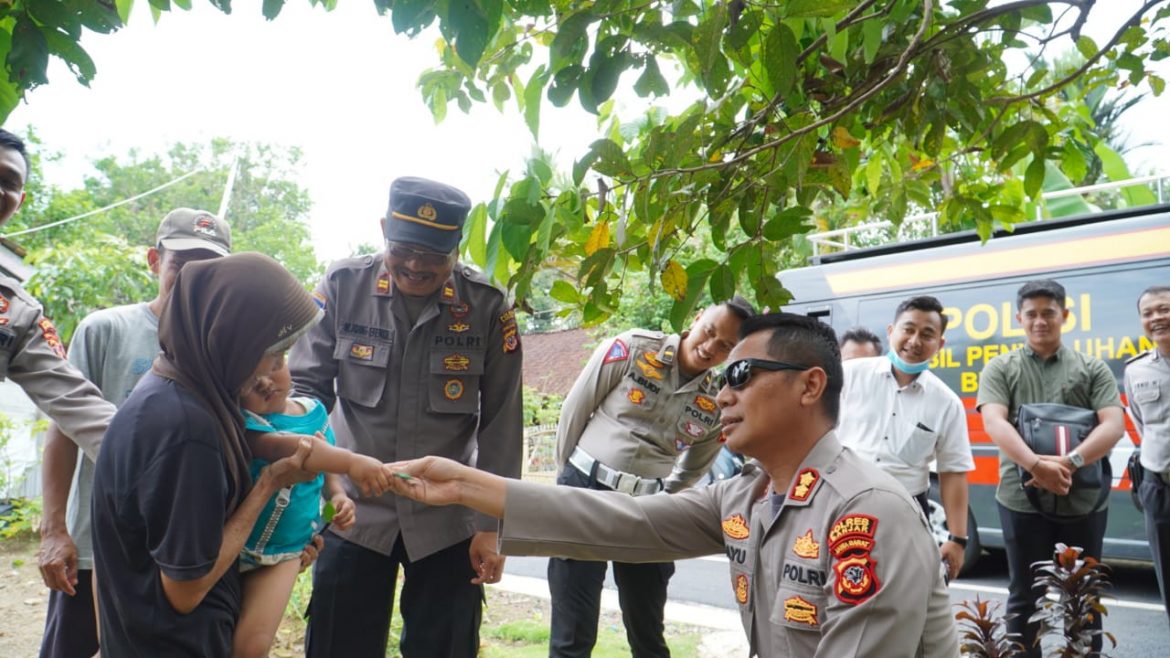 Di Desa Karyamukti, Kapolres Banjar Bagi-bagi Uang Jajan untuk Anak-anak