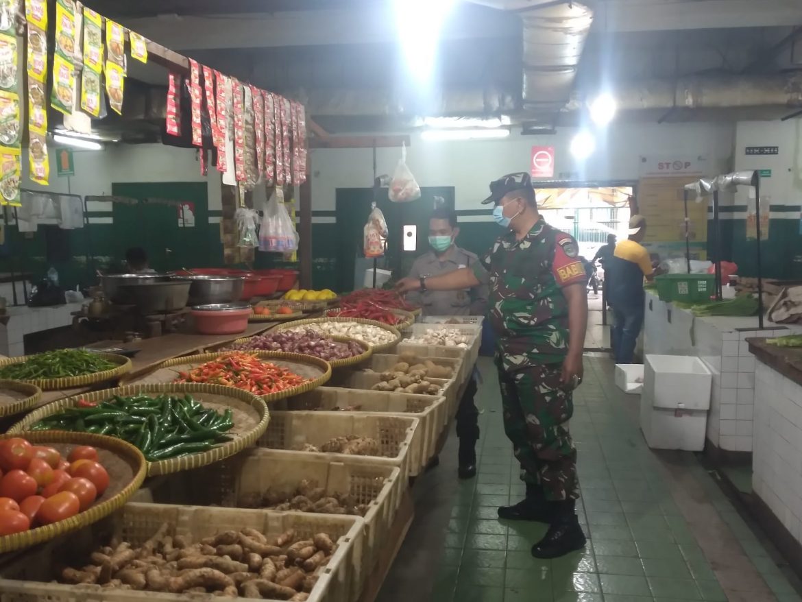 Pastikan Harga Stabil, Babinsa Serda Amramus Melaksanakan Pemantauan Pasar Tradisonal