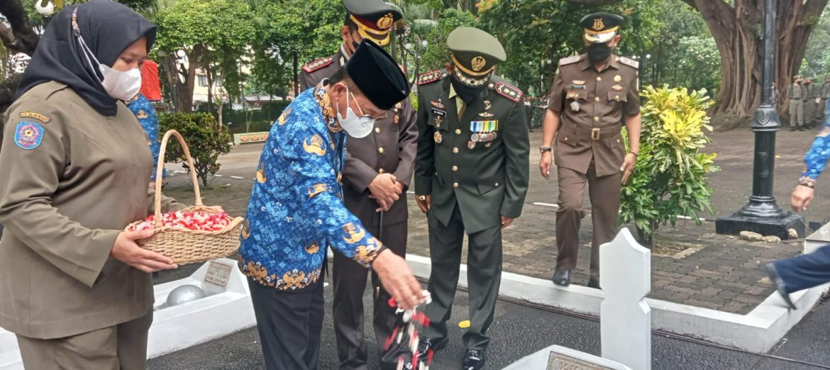 Dandim 0506/Tgr Tabur Bunga di Hari Pahlawan