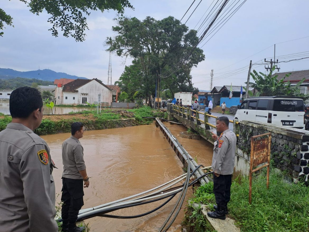Polisi Cek Lokasi Rawan Banjir Dan Luapan Air Sungai Di Wilayah Kecamatan Cikijing