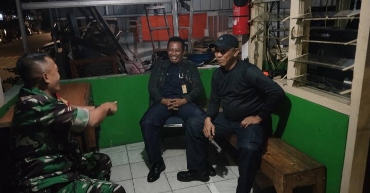 Ciptakan rasa Aman di lingkungan, Babinsa Koramil 07/KB kunjungi warga di pos ronda
