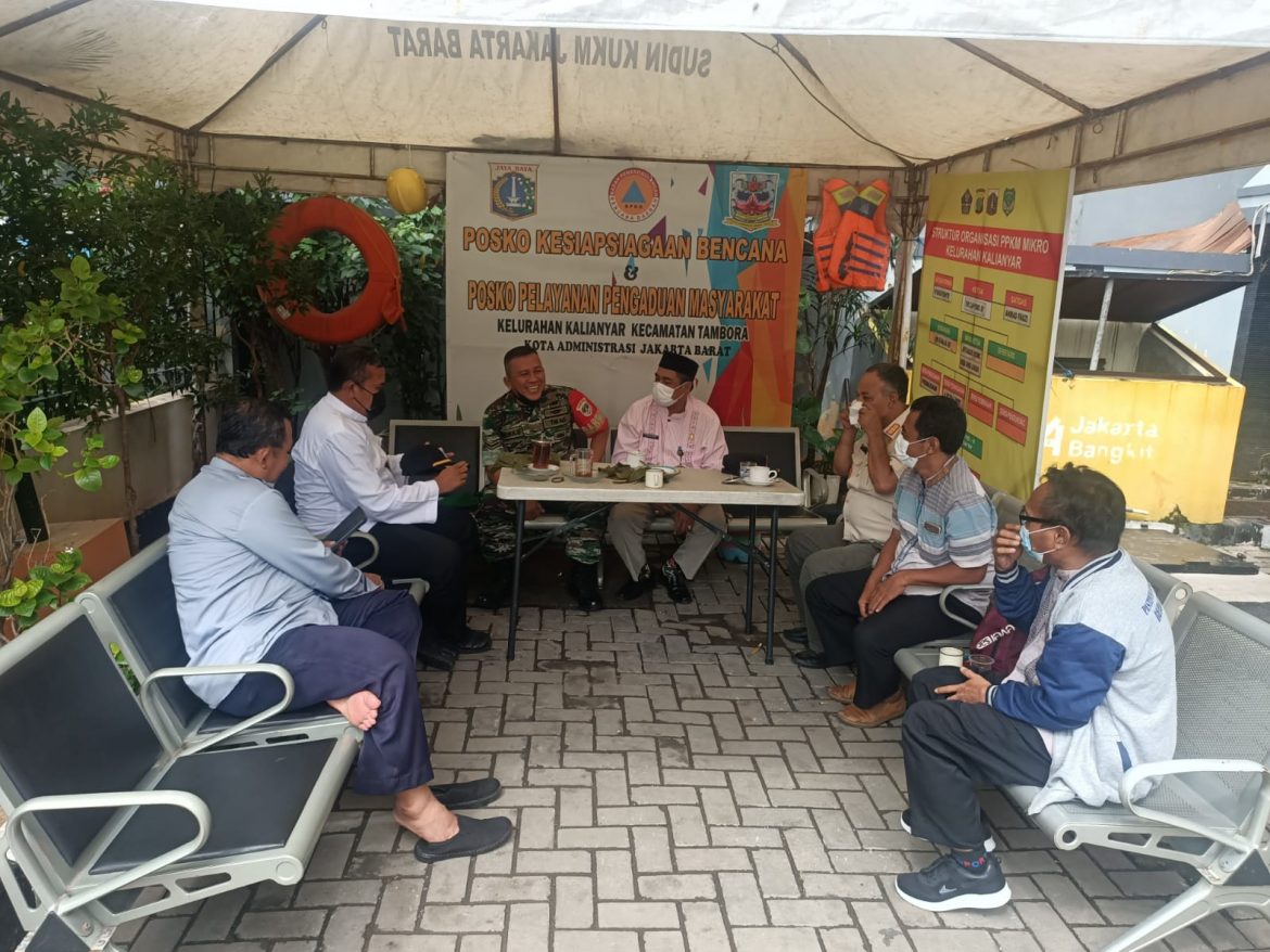 Pererat Silaturahmi,Babinsa Koramil 02/TB Kodim 0503/JB Serda Candra Komsos Dengan Warga Binaan