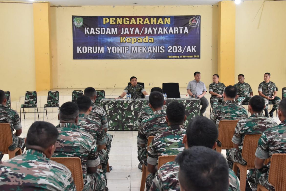 Pengarahan Kasdam Jaya kepada anggota unsur tinggal (Korum) Yonif Mekanis 203/AK