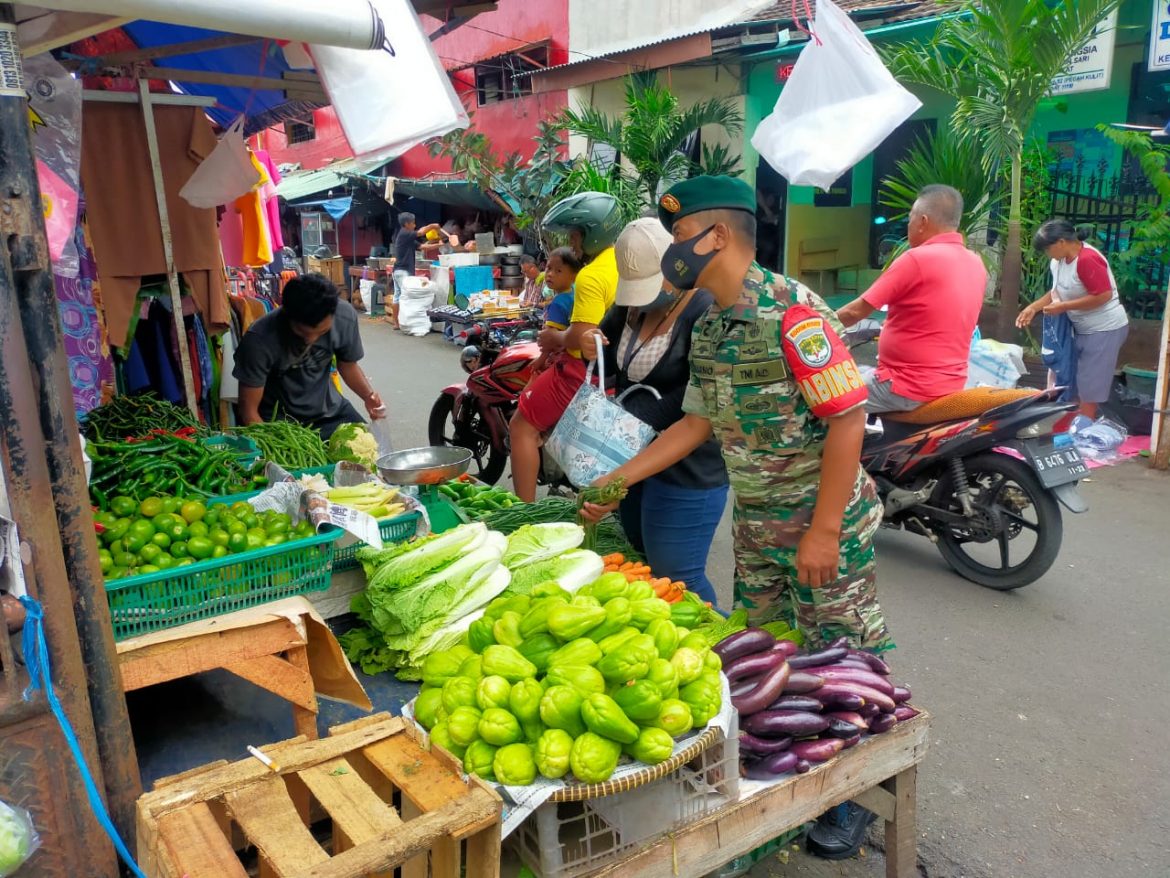 Babinsa Sertu Suharno Pantau Harga Bahan Pokok di Pasar Pecah Kulit
