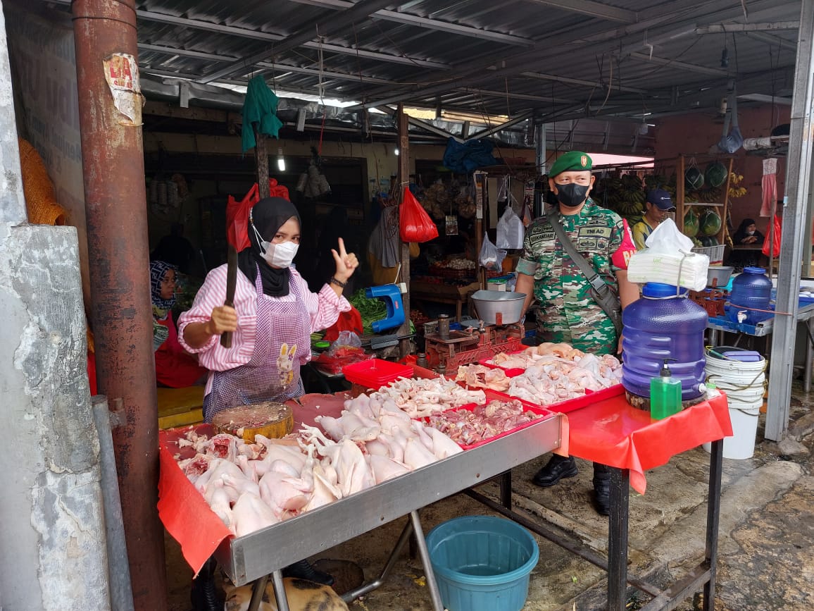 Kembali Babinsa Koramil 05/KJ Cek Harga Sembako Serta Himbau Prokes Kepada Para Pedagang dan Pengunjung