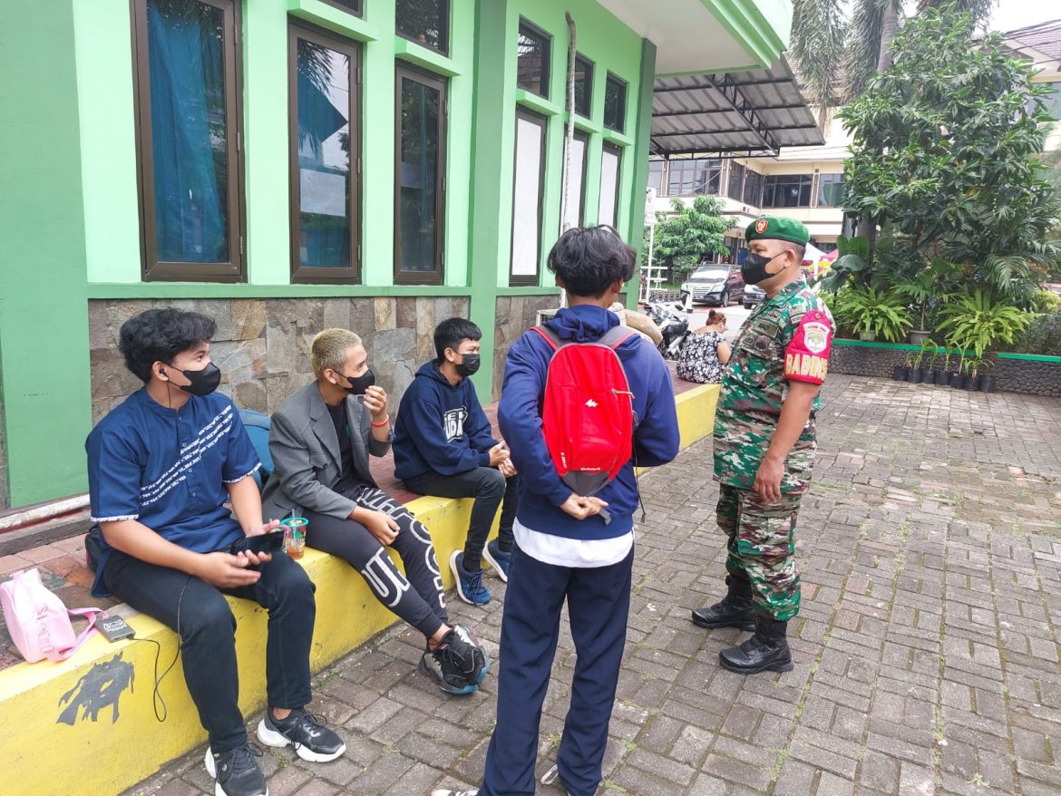 Babinsa Koramil 05/KJ Sertu Yusuf Iskandar Lakukan Giat Komsos Bersama Siswa PKBM di Wilayah