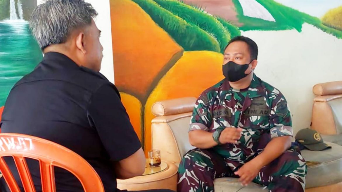 Imbauan Babinsa Koramil 03/GP Serda Andri Saat Komsos Dengan Danru Security RW.07 Wijaya Kusuma