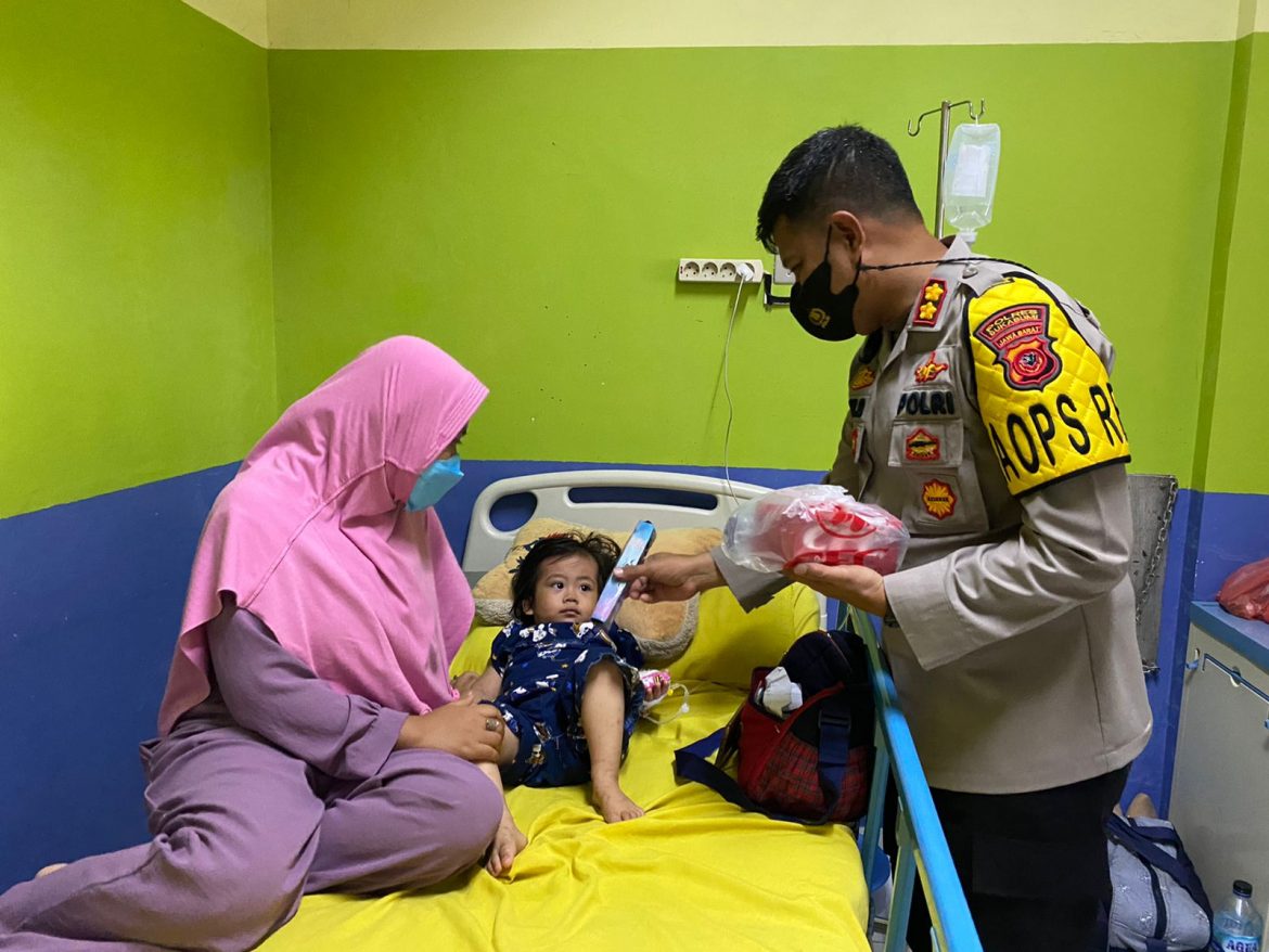 Polisi Kunjungi Rumah Sakit RSUD Sekarwangi Cibadak, Jenguk Pasien Anak Sambil Bawa Mainan