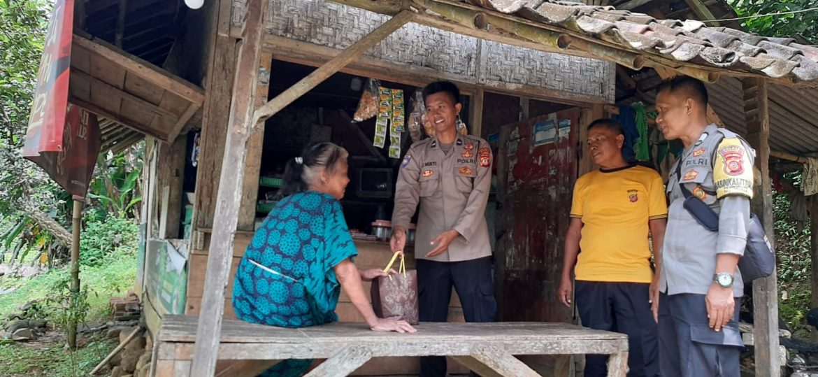 Polisi Tak Kenal Lelah Bagikan Sembako Bagi Warga Yang Membutuhkan