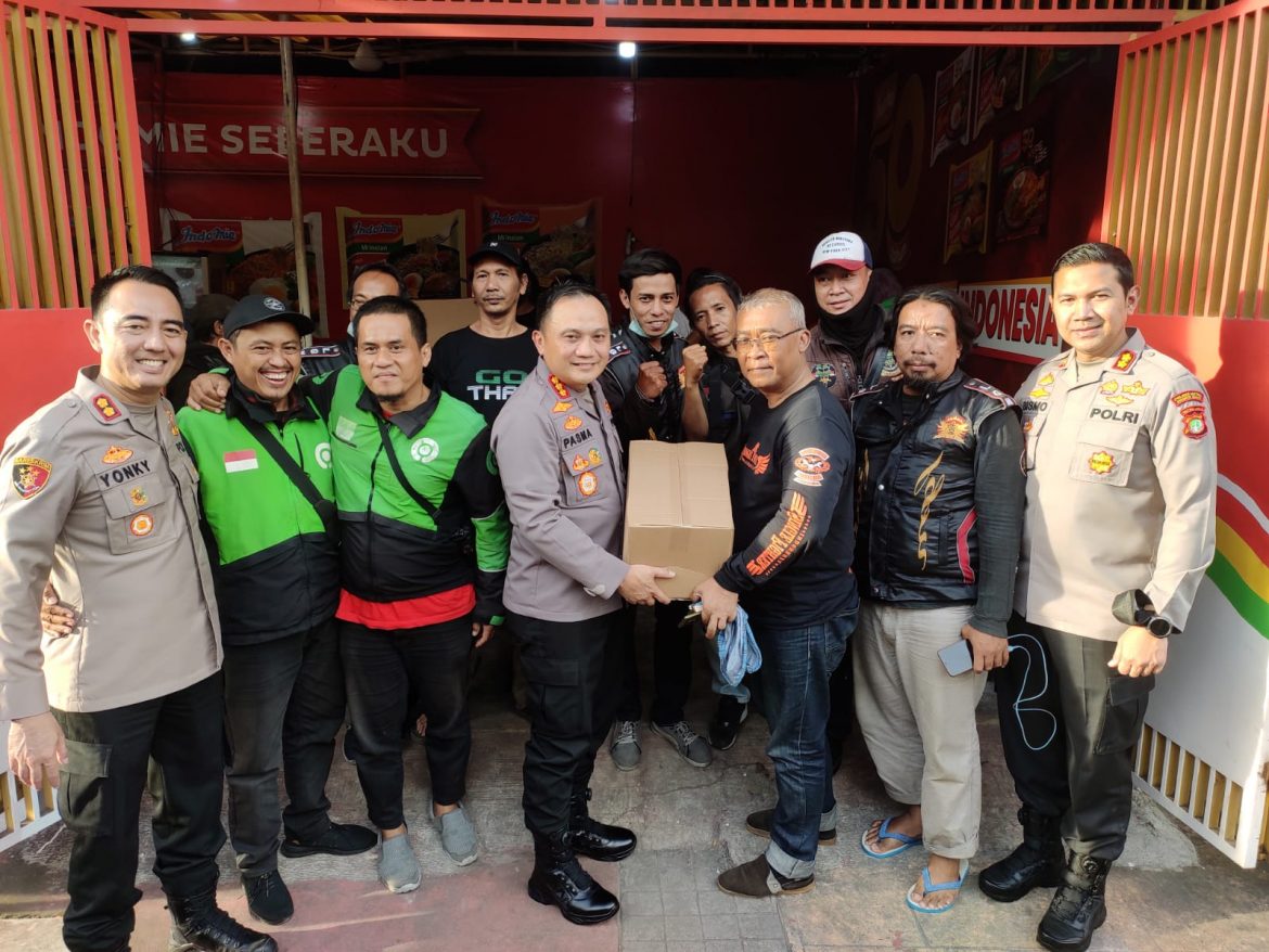 Kapolres Metro Jakarta Barat Memberikan Bantuan Sembako kepada Para komunitasDriver Ojek Online Yang Telah B Mengevakuasi Pelaku Penganiayaan di kawasan Tamansari ,Jakarta Barat