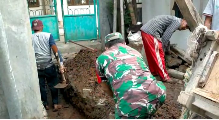 Babinsa Nerogtog Karya Bhakti Membuat Saluran Air