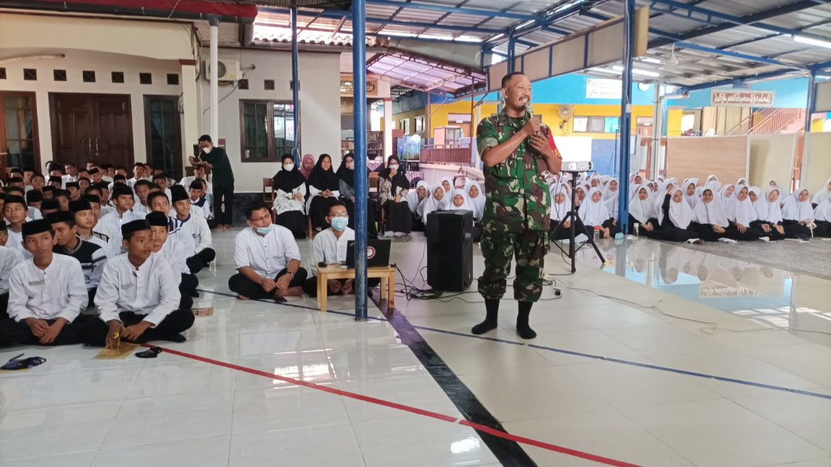 Tanamkan Cinta Tanah Air, Babinsa Beri Wasbang di Ponpes Aziziyyah
