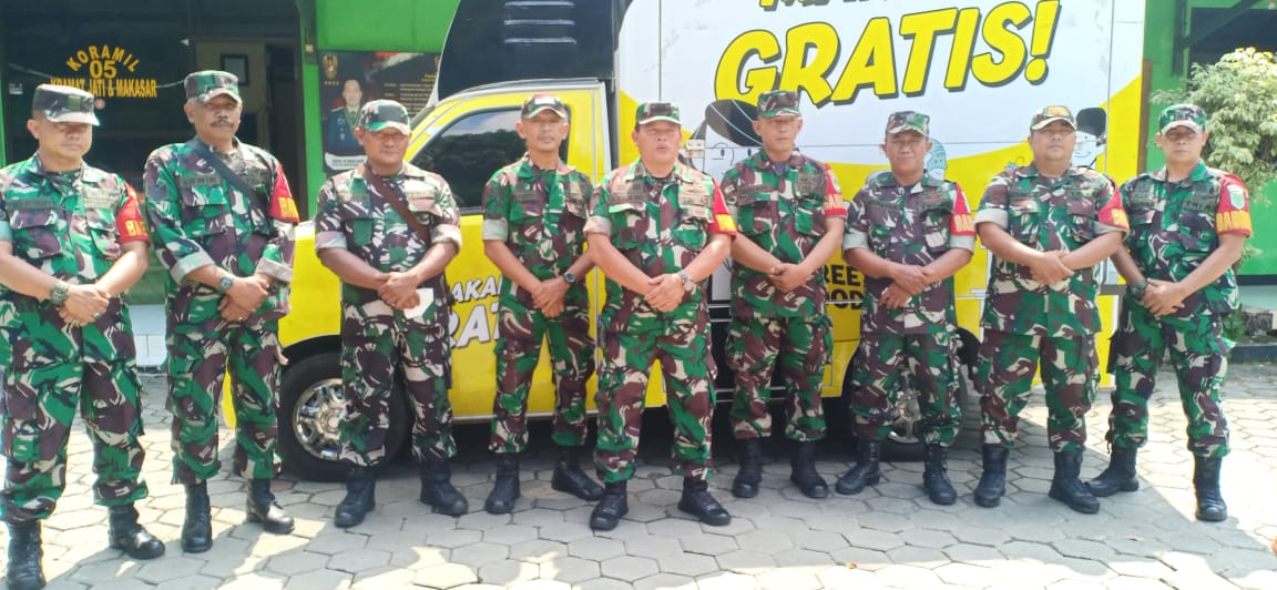Kebahagiaan Warga Kebon Pala, Koramil 05/Kramatjati Bagikan 400 Nasi Kotak Giat Bakti Sosial
