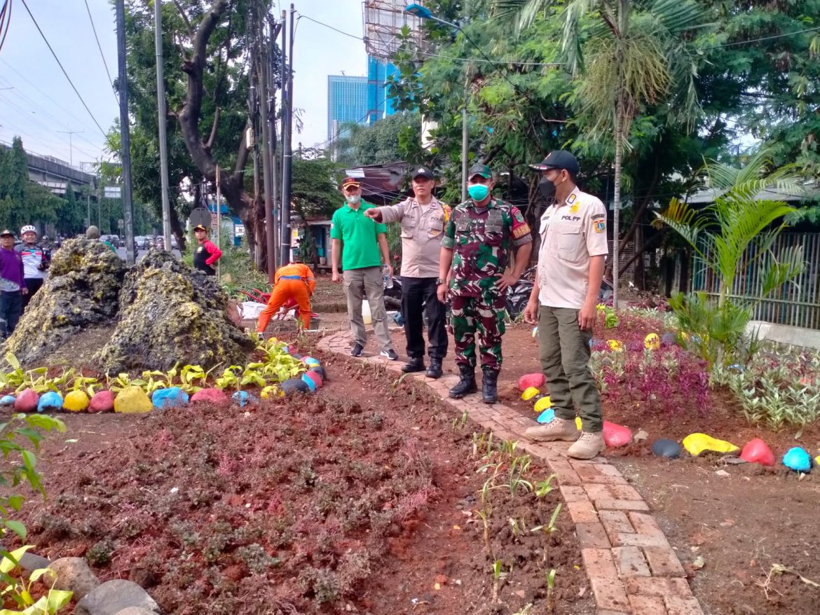 Babinsa Koramil 01/Jatinegara bersama Tiga Pilar dan Warga Gotong Royong Buat Kawasan Unggulan