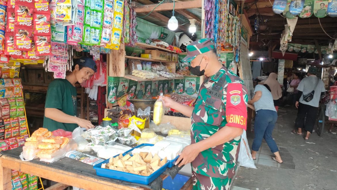 Babinsa Koramil 05/KJ Turun Langsung Cek Harga Sembako di Pasar Patra Duri Kepa
