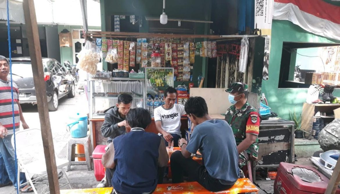 Jalin Silaturahmi, Babinsa Serda Amramus Gelar Komsos, Dengan Menyambangi Warganya