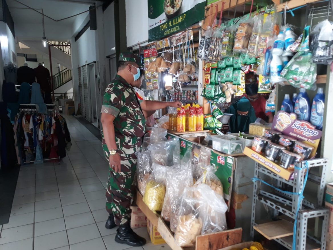 Babinsa Koramil 01/Tamansari Kodim 0503/JB Pantau Harga Sembako Pasar Tradisional
