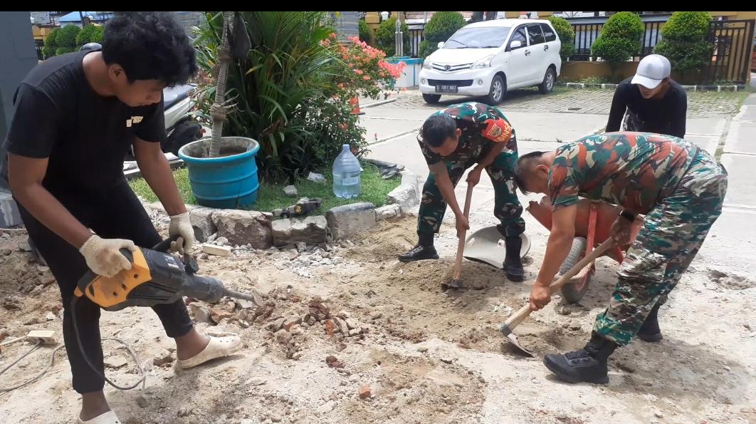 Bantu Warga Binaan, Babinsa Koramil Serpong Aduk Pasir dan Semen