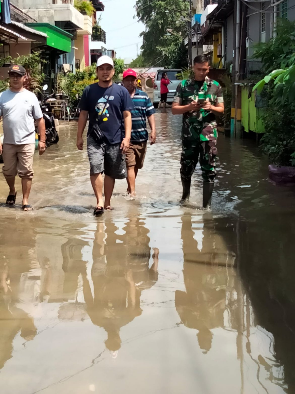 Tinjau Lokasi Banjir, Danramil 06/CBD Imbau Masyarakat Waspada