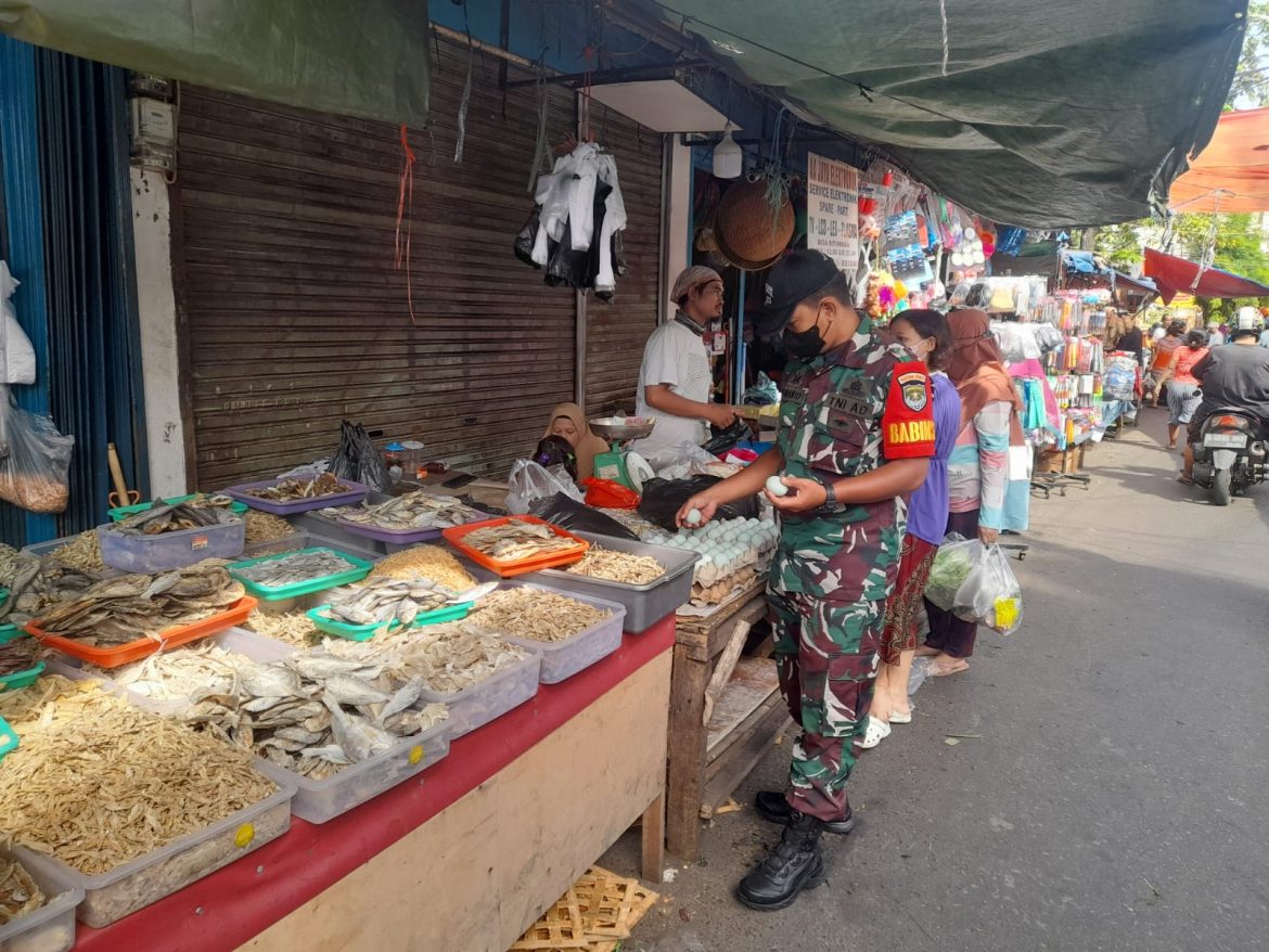 Ciptakan Keamanan Dan Pantau Harga Sembako, Babinsa Koramil 01/Tamansari Sertu Rusnanto Sambangi Pasar Tradisional