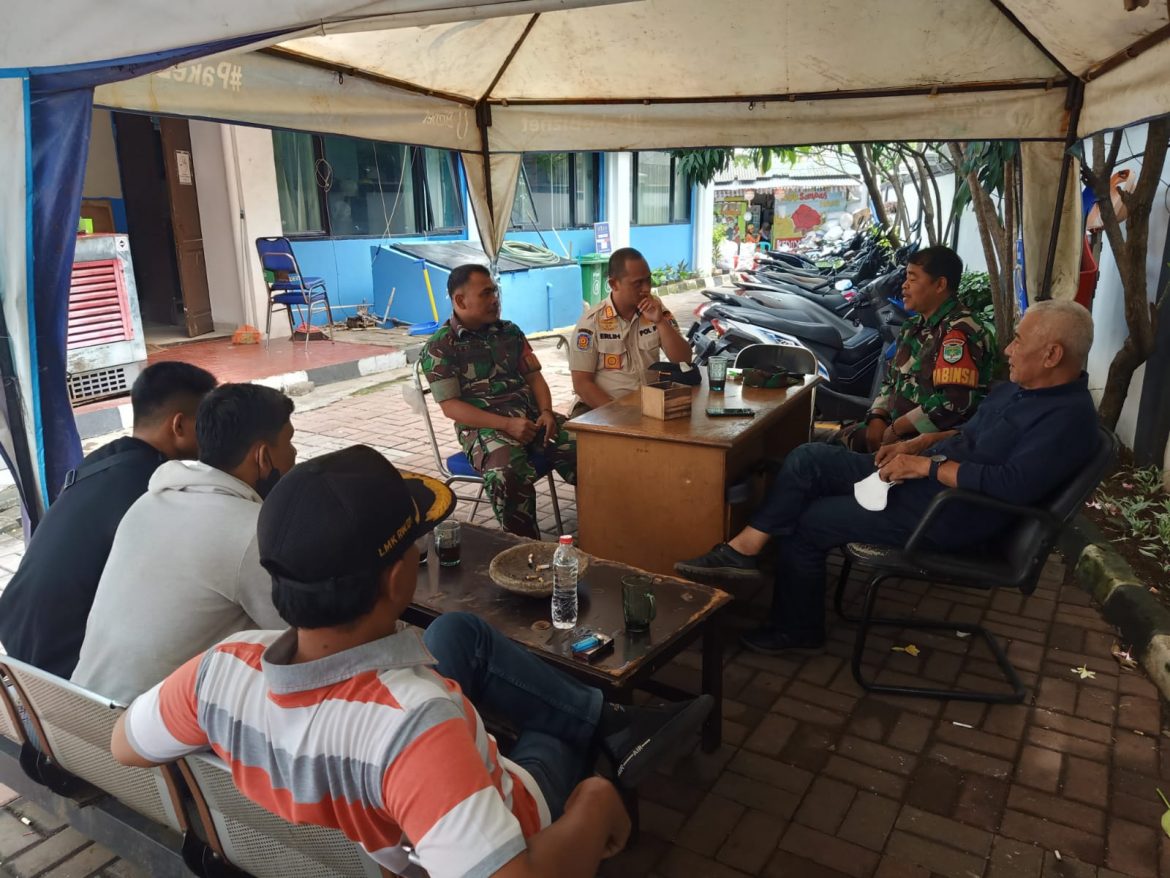 Dua Personil Babinsa Koramil 05/KJ Komsos Dengan Anggota Satpol PP dan Ketua RT