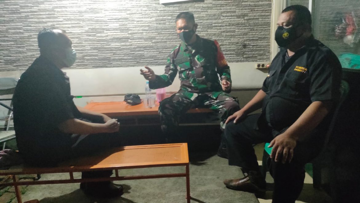 Tingkatkan Kewaspadaan Lingkungan, Babinsa Koramil 05/KJ Peltu Ampa Uleng Siskamling Wilayah