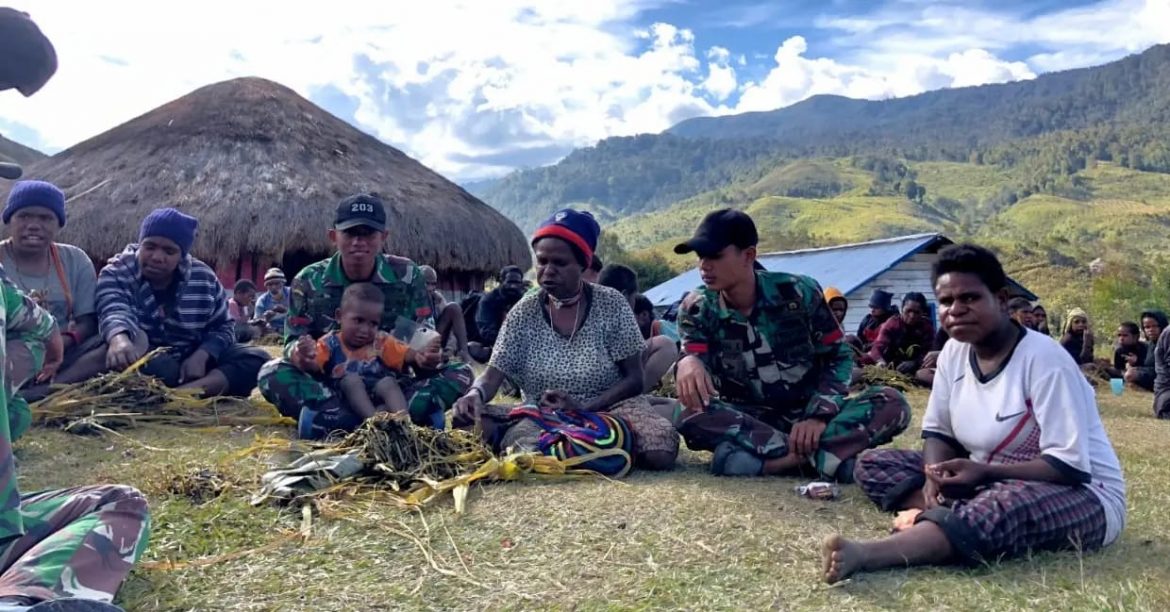 Bentuk syukur, Satgas Yonif Mekanis 203/AK Adakan Acara Bakar Batu bersama masyarakat Distrik Malagayneri