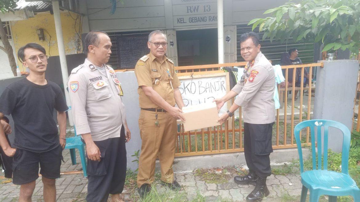 Polres Metro Tangerang Kota Salurkan Ratusan Paket Sembako di Posko Banjir