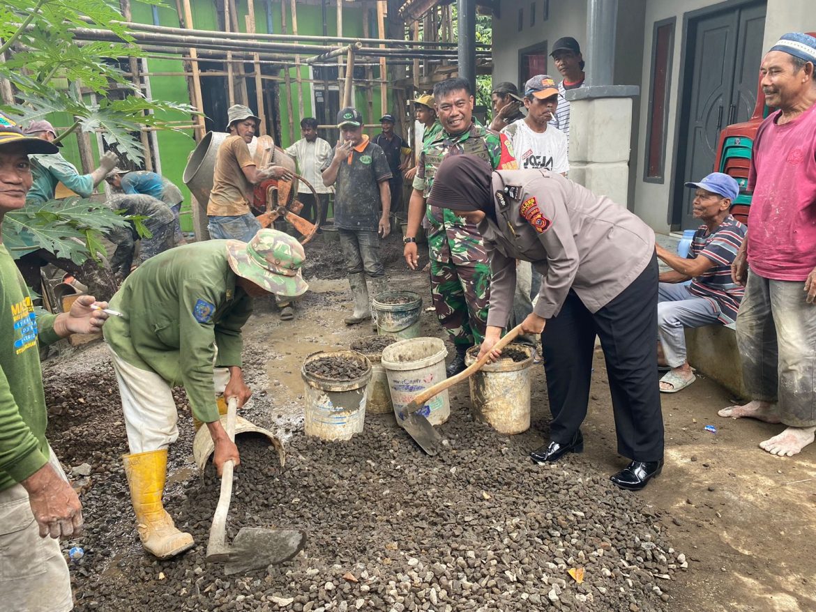 Sinergitas Polri Dengan Masyarakat Personil Polsek Ciamis Diterjunkan Melaksanakan Karya Bakti