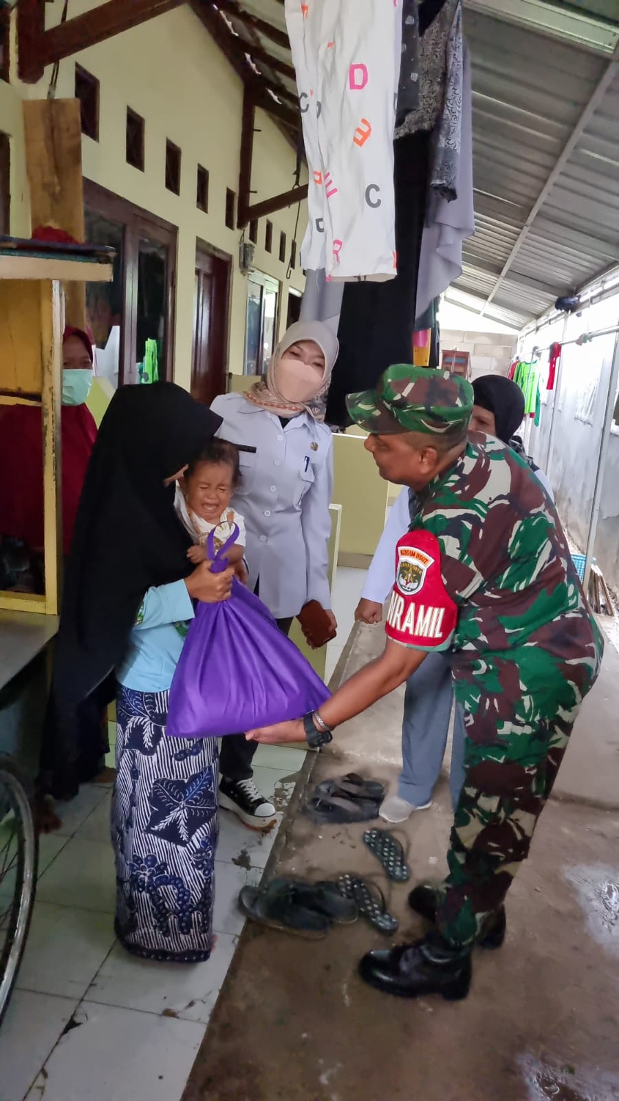 Danramil 02/Pondok Gede Bersama Babinsa Kunjungi Warga Terdampak Stunting, Berikan Bantuan Untuk Mendukung Program Pemerintah Dalam Mengatasi Stunting
